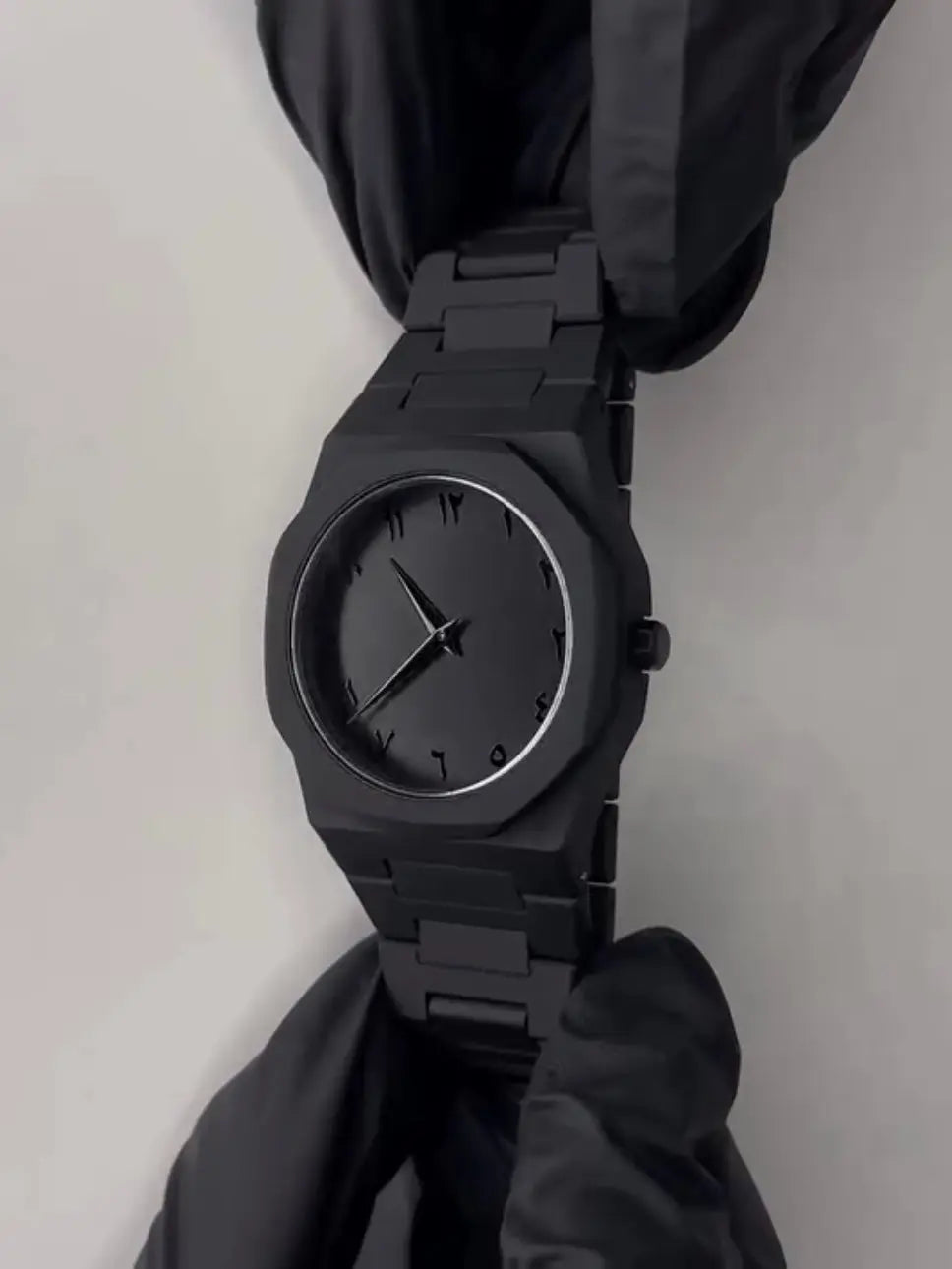 Black Minimalist Analog Wrist Aura Watch With Stainless Steel Strap